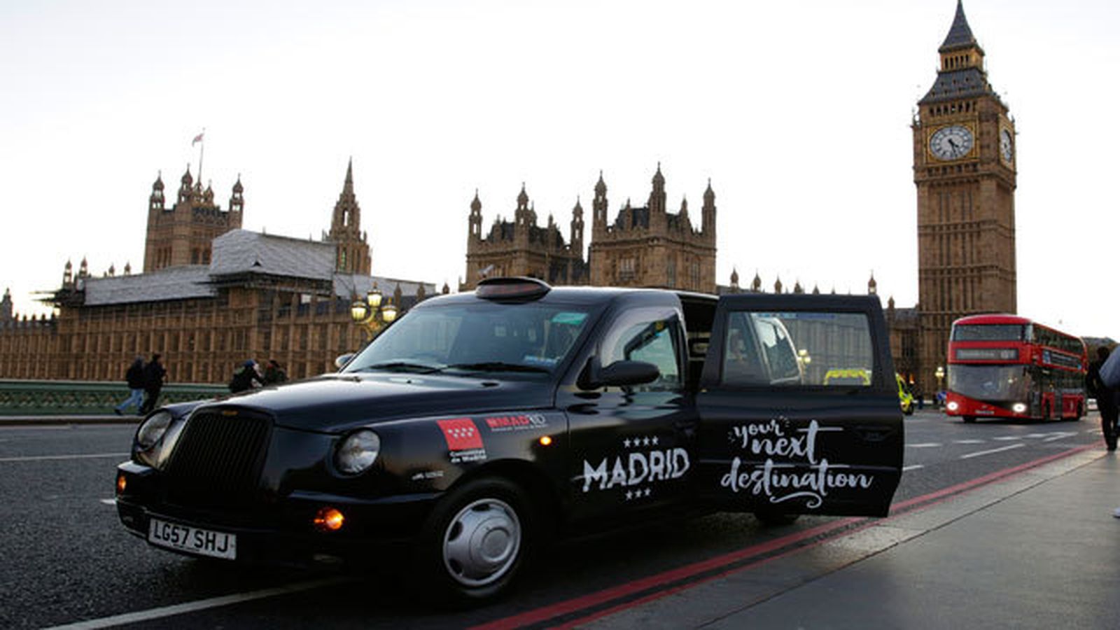 Uno de los taxis que portan la campaña madrileña