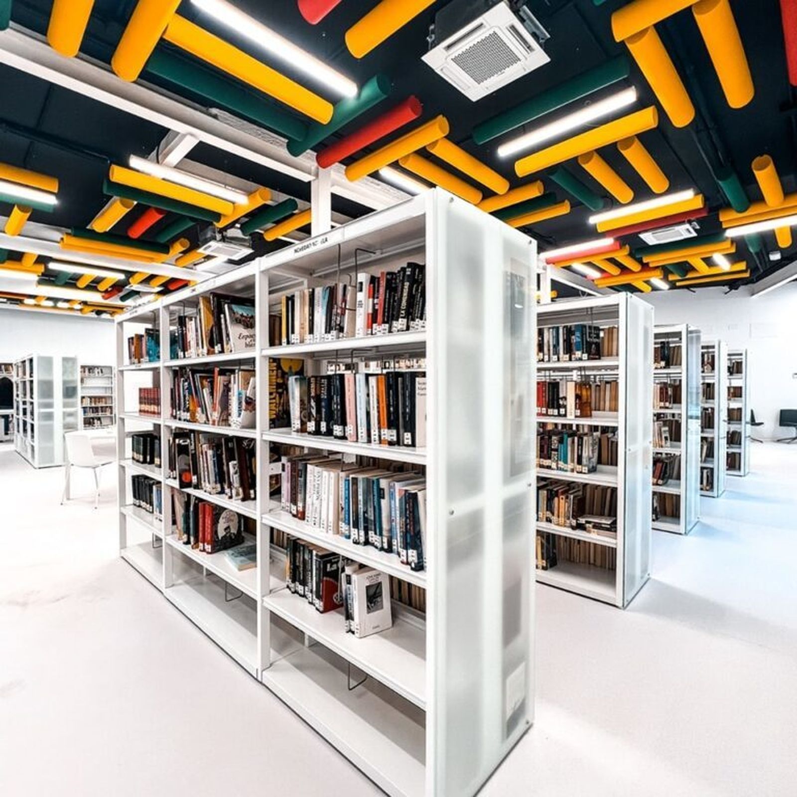 Interior de la biblioteca municipal Concha Méndez, en Manzanares El Real