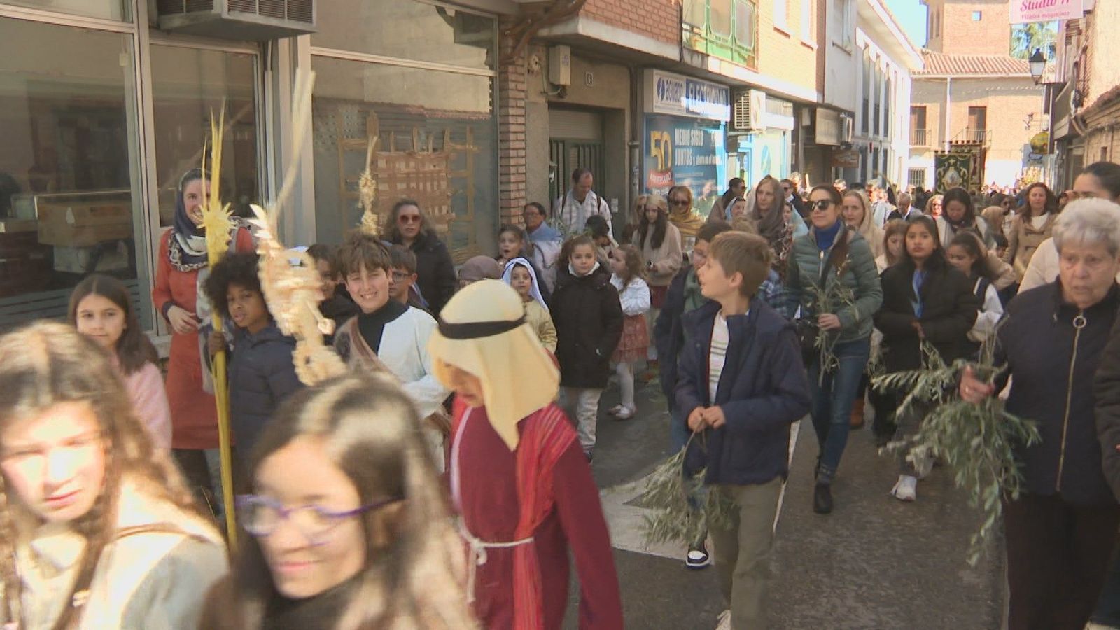 Los niños protagonizan la procesión de La Borriquita en Villaviciosa de Odón