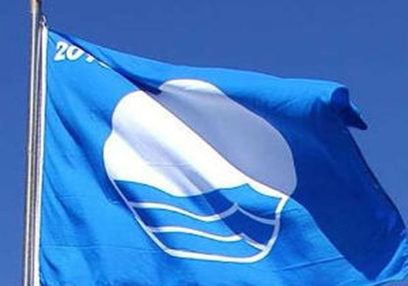 bandera azule en una playa española