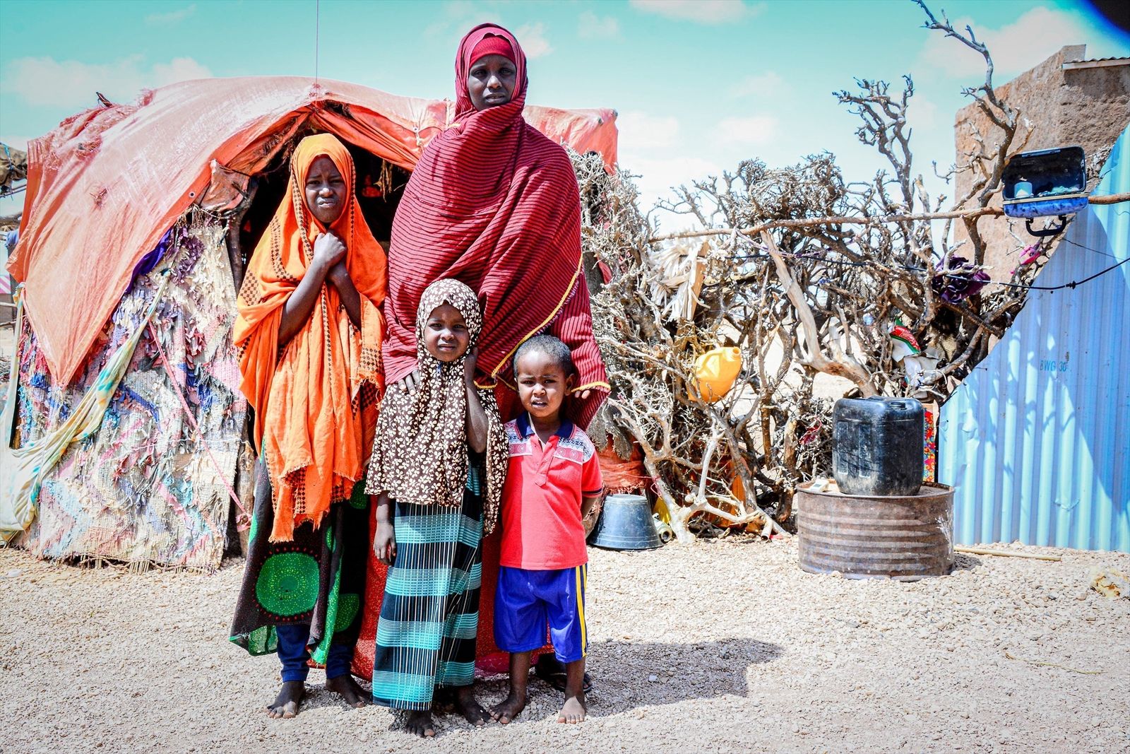 Mujer con sus hijos en Somalia