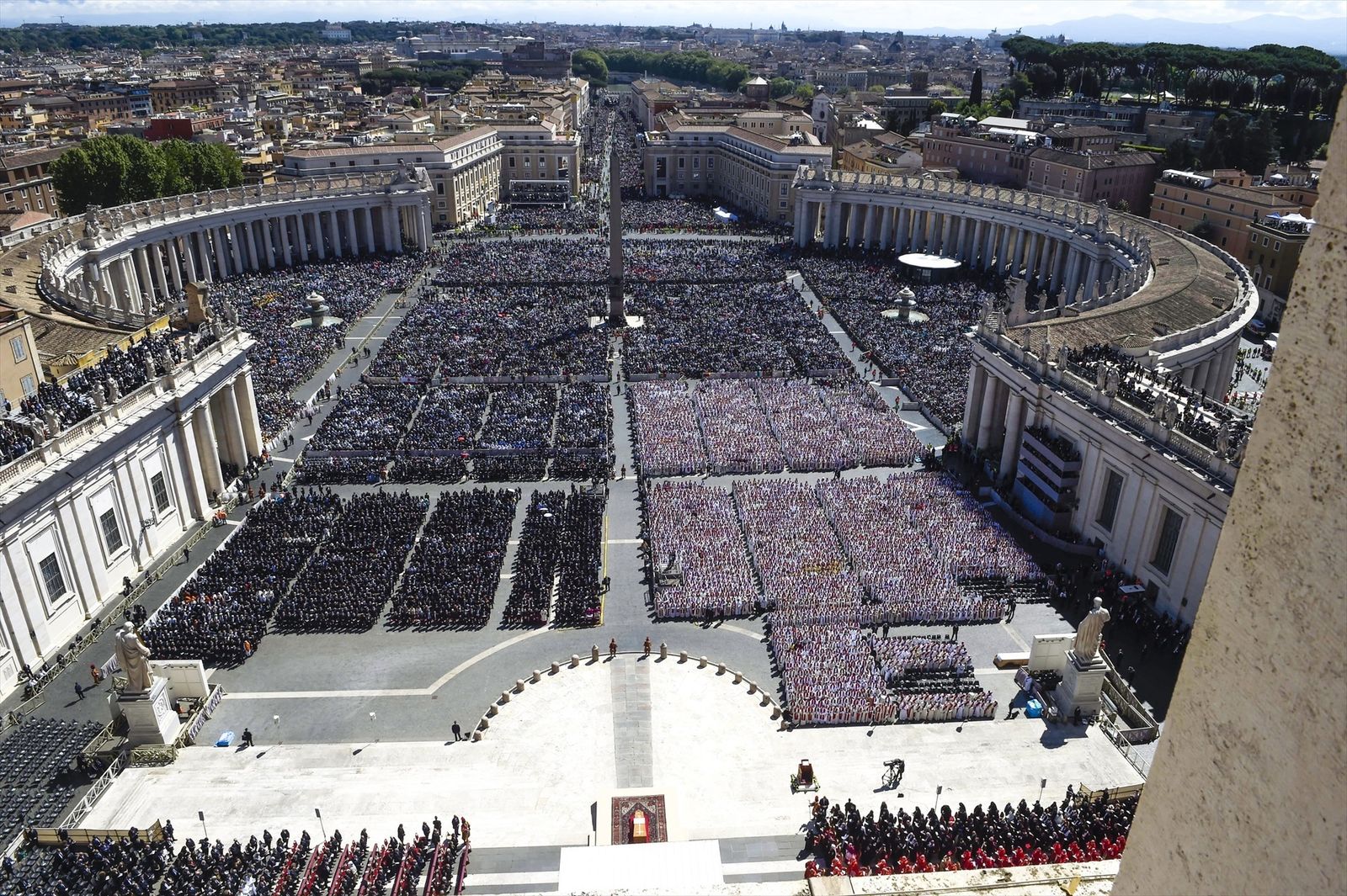 Miles de personas durante el funeral del Papa, en la plaza de San Pedro, en Roma a 26 de abril de 2025