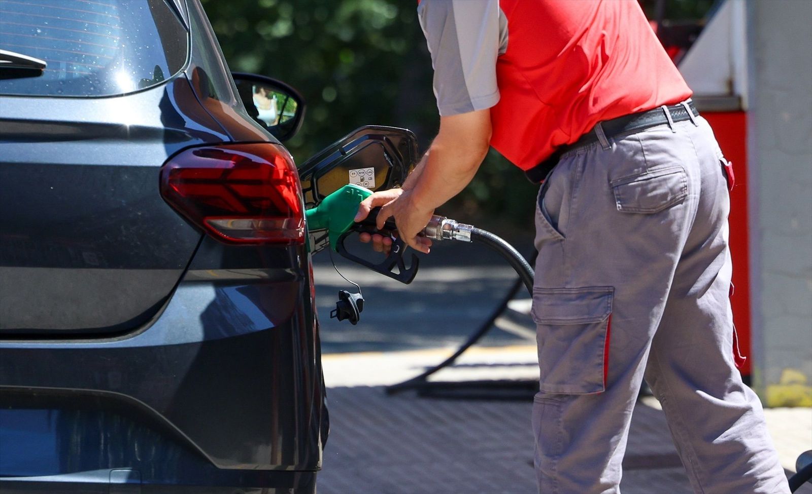 El Gobierno no aclara si rebajará los impuestos a los carburantes en octubre