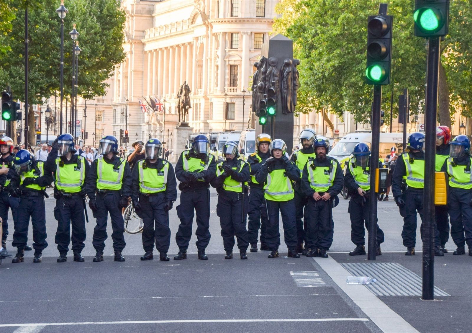 Londres moviliza miles de agentes para proteger los centros de inmigración ante posibles actos violentos