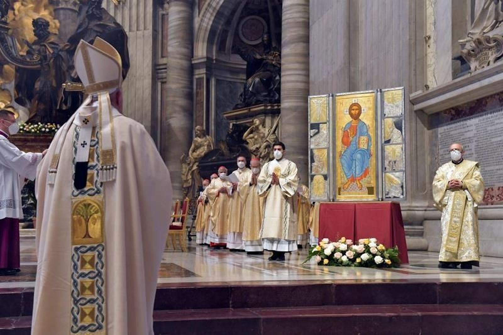 El Papa celebra la misa de Resurrección en la basílica de San Pedro