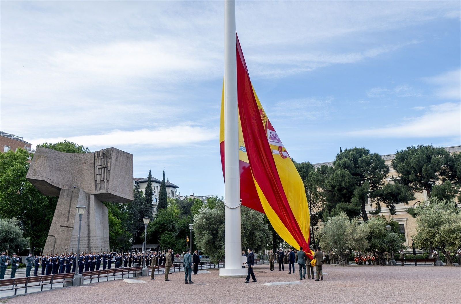 Almeida preside el izado de bandera nacional en la plaza de Colón por el día de San Isidro