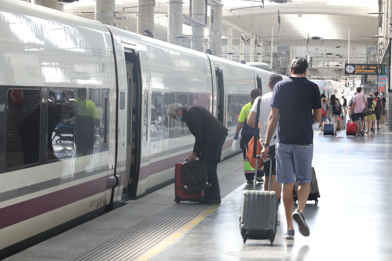 Viajeros en la estación de tren de Atocha