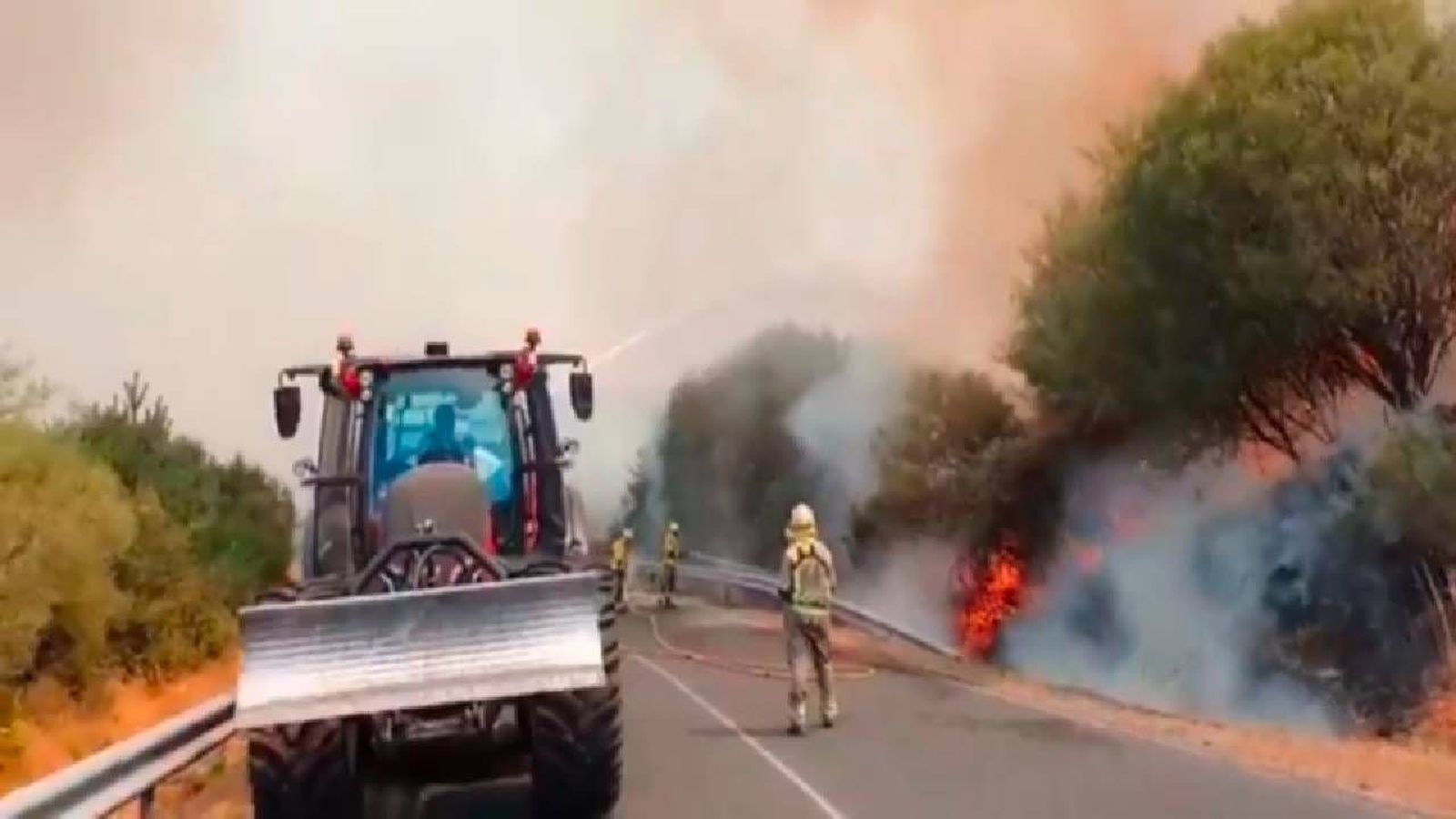 Las llamas avanzan sin control en Orense tras arrasar más de 4.300 hectáreas