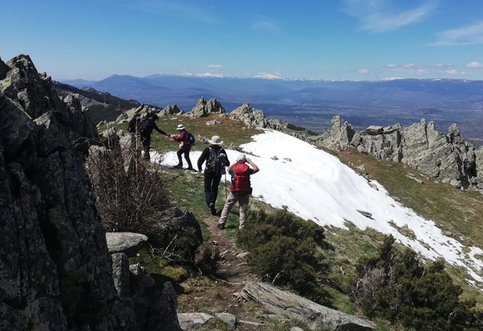 Grupo de senderistas por las alturas de la Sierra Norte de Madrid
