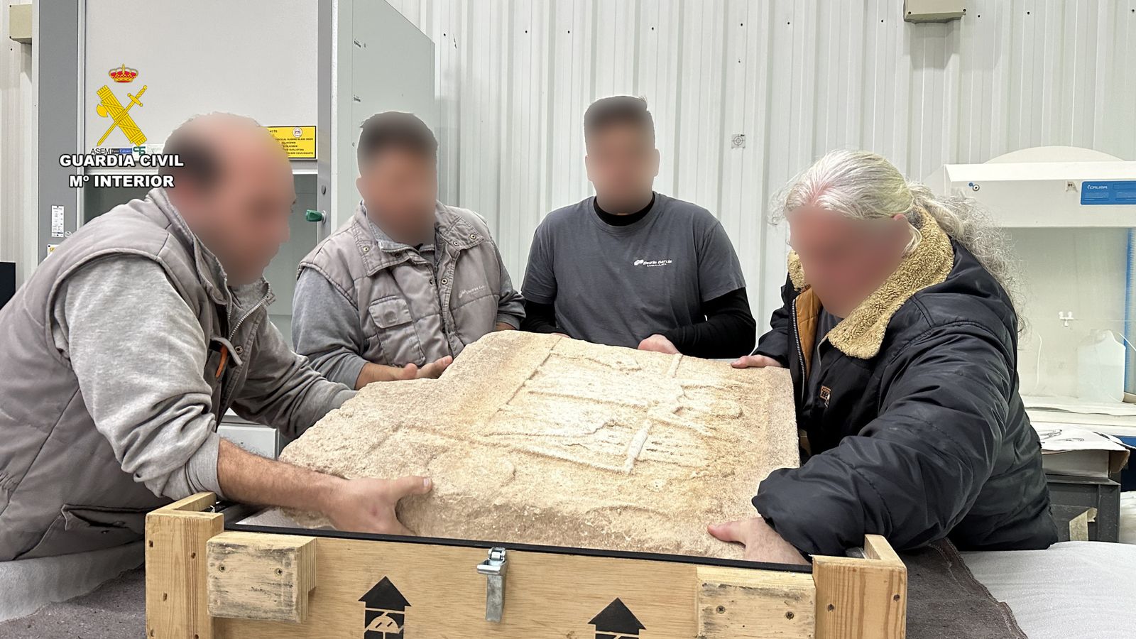 Varias personas manipulan la pieza arqueológica de Gilena (Svilla)