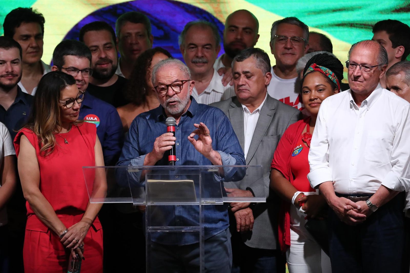 Lula dice que su victoria es de que quienes "aman la democracia"