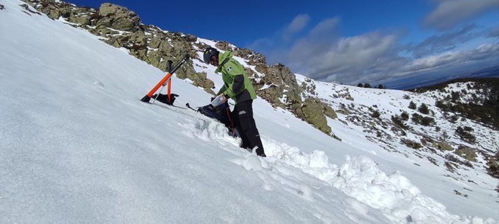 Toma de muestras del estado de la nieve en la Sierra de Guadarrama