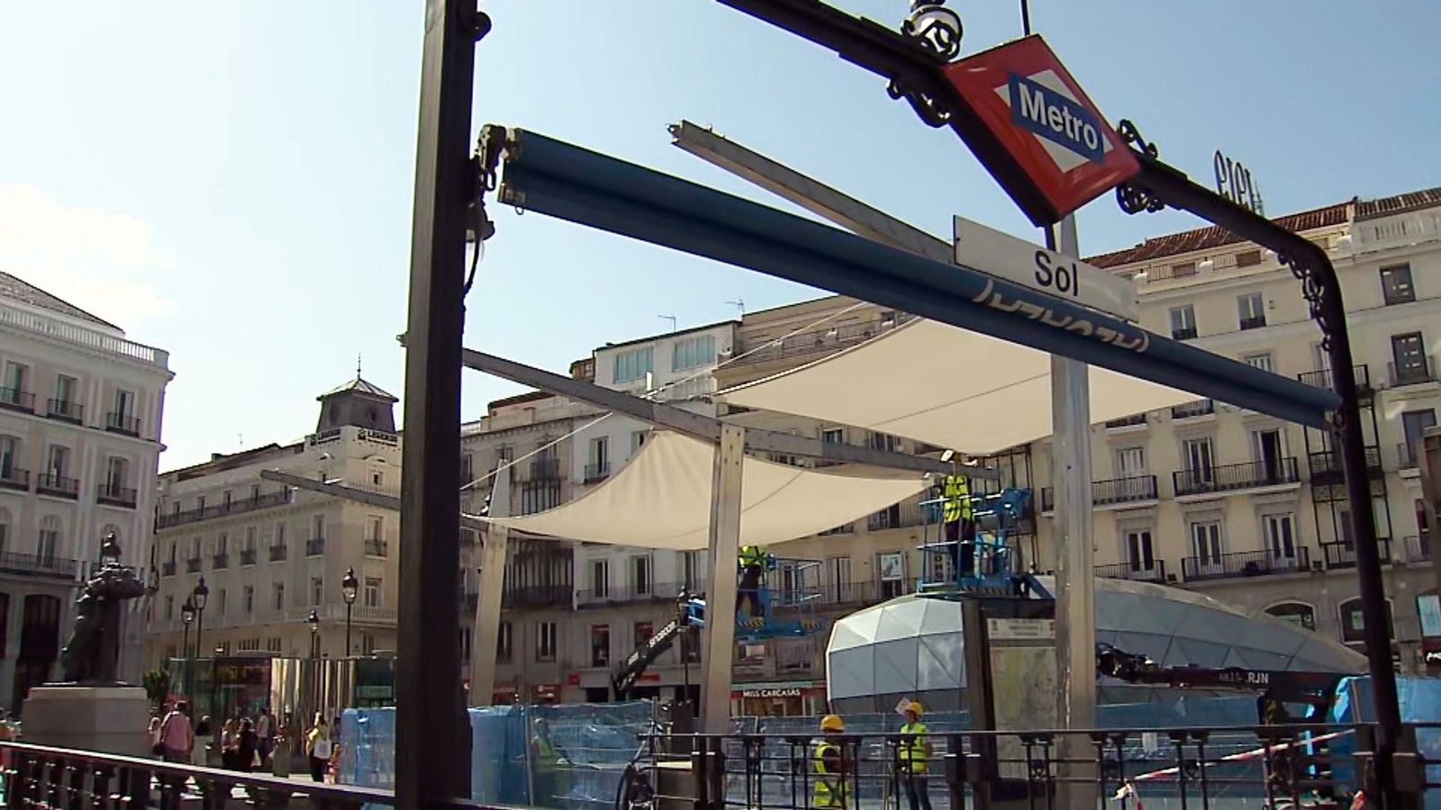 Instalación de toldos en la Puerta del Sol