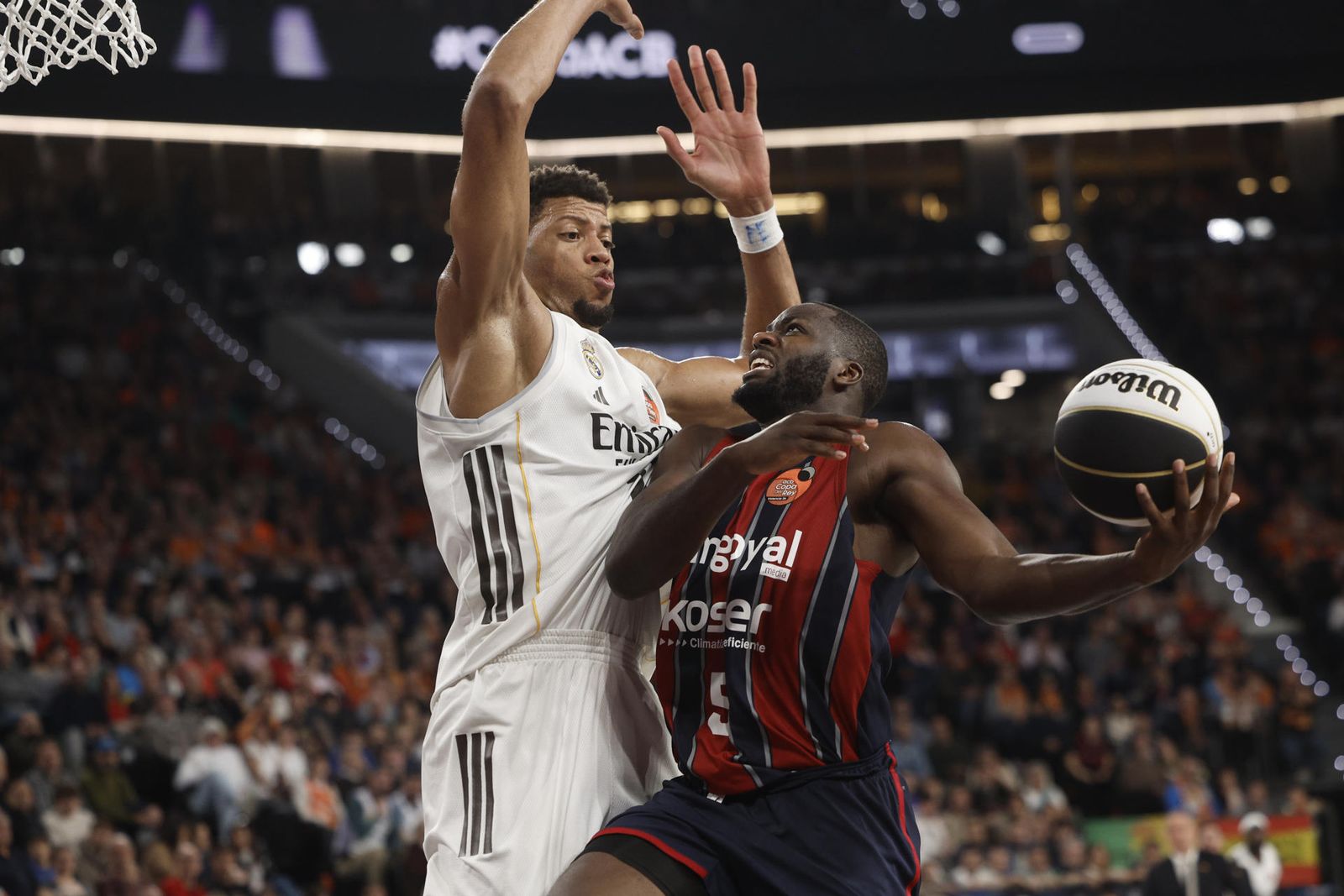 Omoruyi penetra a canasta ante Tavares