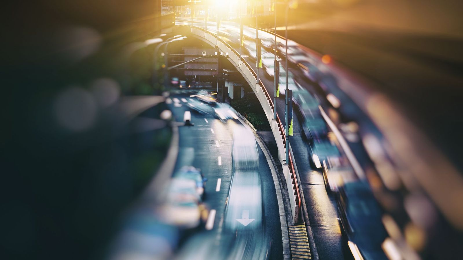 Varios vehículos en una autovía