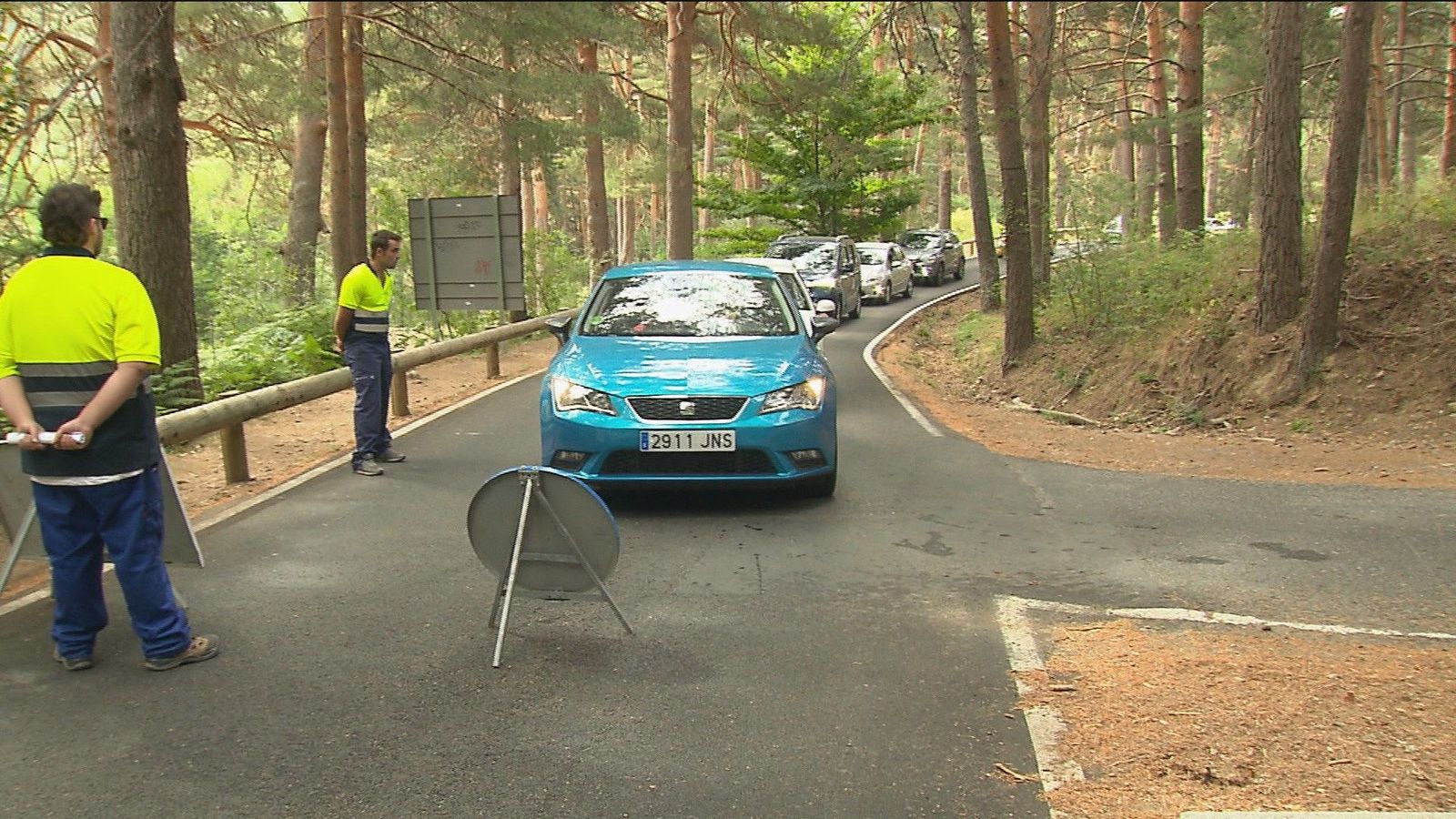 Gigantestos atascos en los accesos a las piscinas naturales de Cercedilla