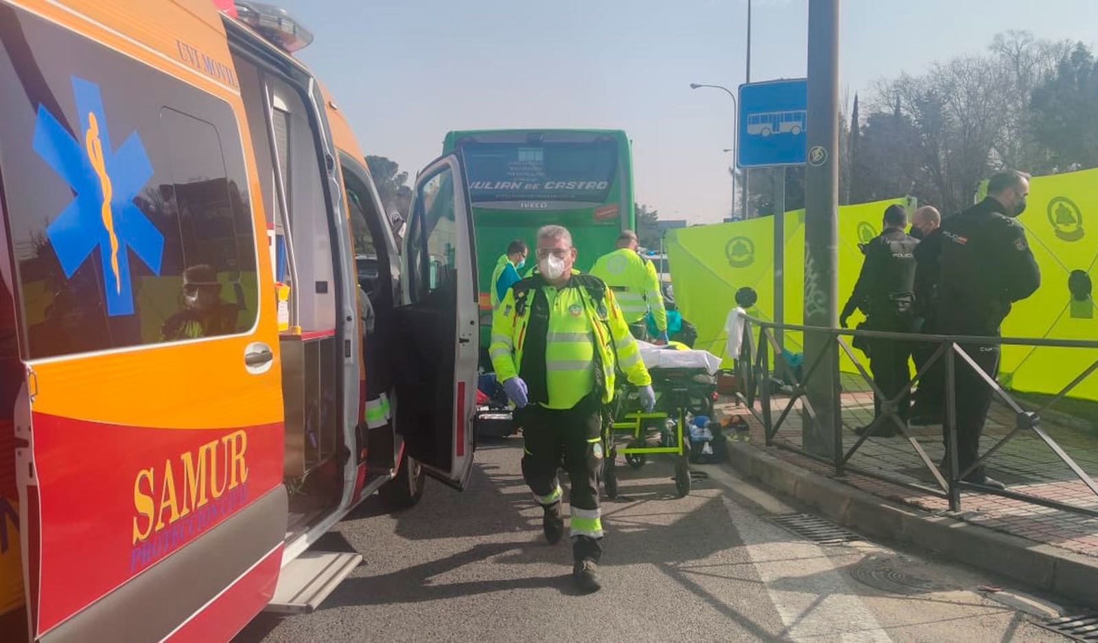 Una mujer herida grave en una pierna al ser  golpeada por un autobús en la A-6