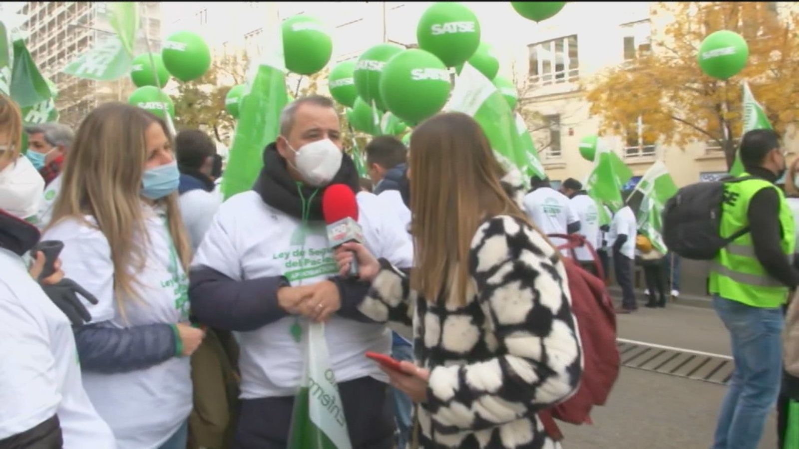 Enfermeros se concentran frente al Congreso contra el “claro abandono que sufre el Sistema Nacional de Salud"