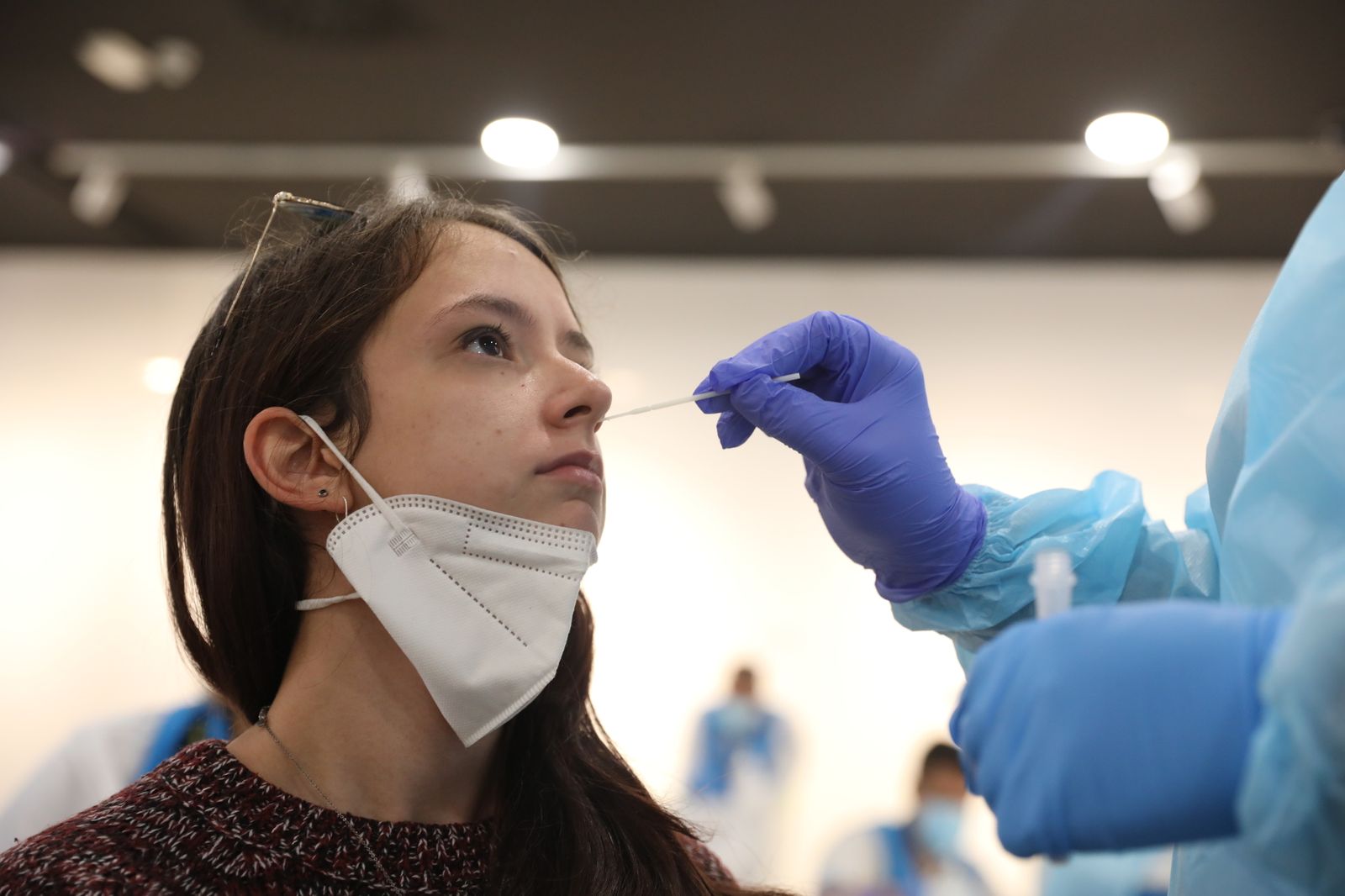 Una enfermera realiza un test de antígenos