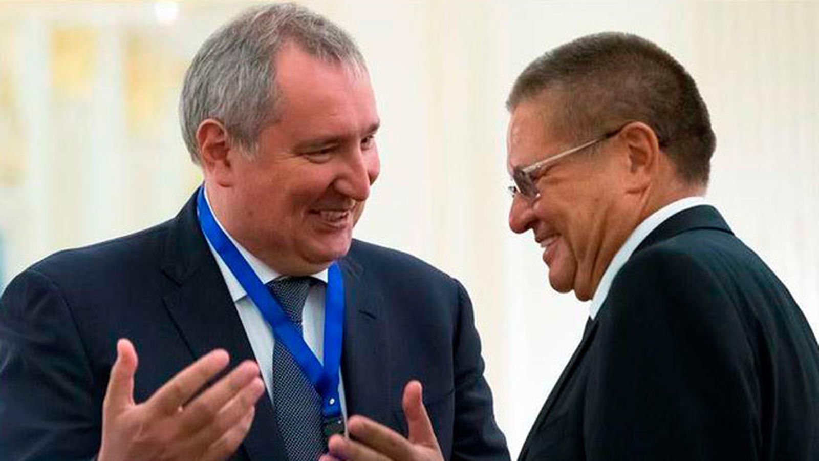 Alexéi Uliukáyev, misinstro de Economía ruso, a la derecha
