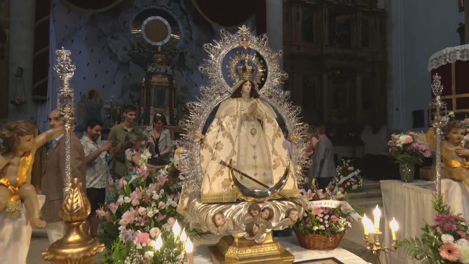 Getafe celebra el tradicional paso de los niños por el manto de la Virgen de los Ángeles