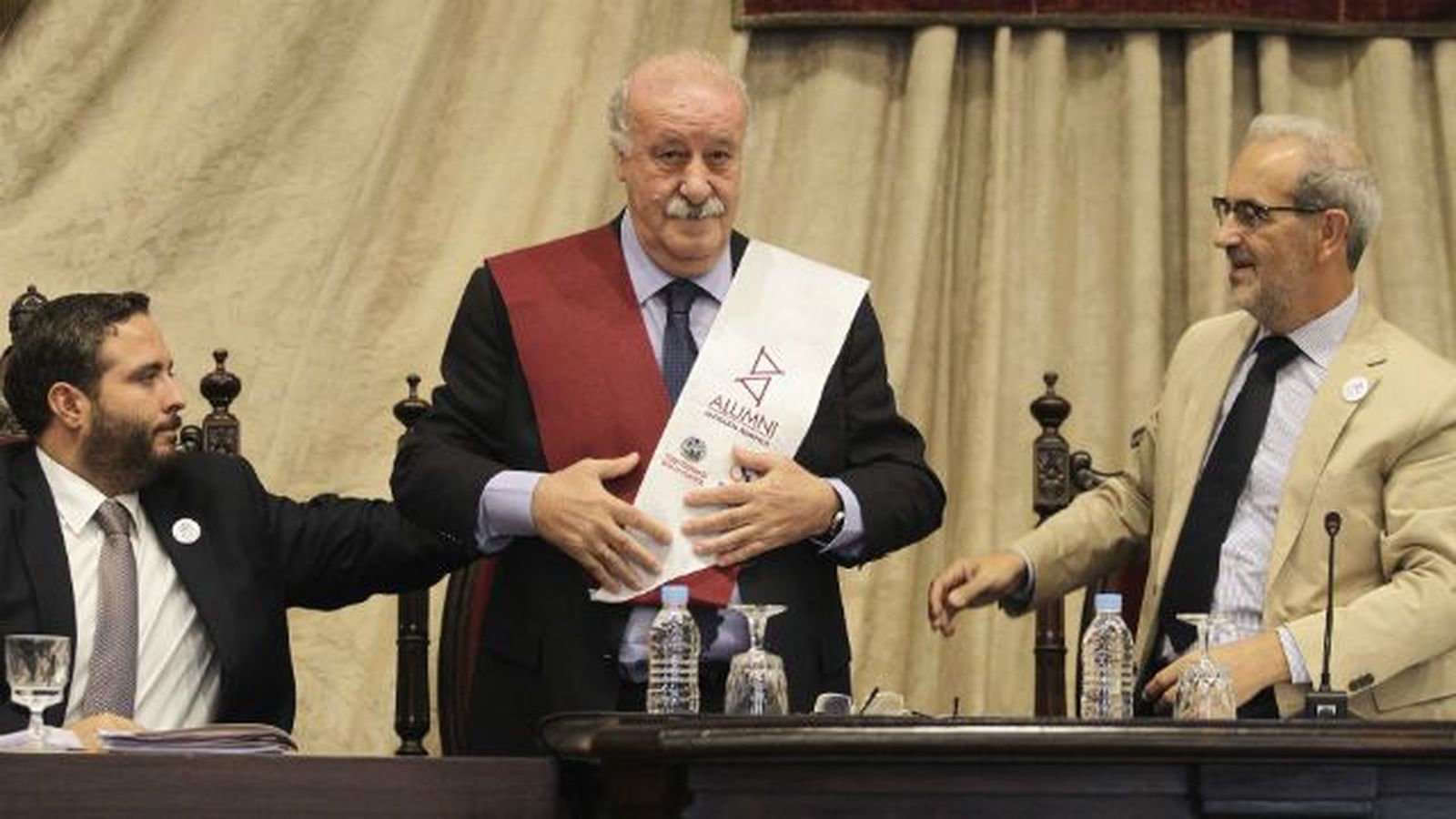 Del Bosque denuncia "intoxicaciones del entorno" en su etapa
