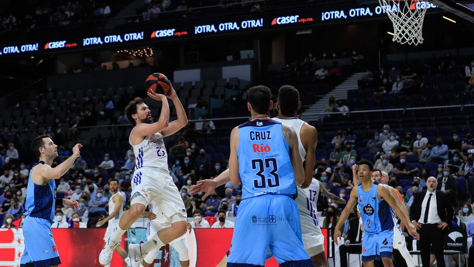 El escolta del Real Madrid Sergio Llull lanza hacia la canasa del Breogán, durante el partido de Liga Endesa disputado hoy en el Wizink Center de Madrid