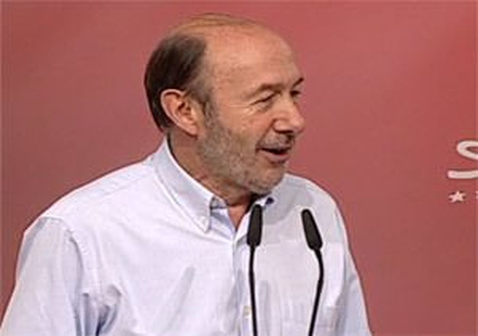 Rubalcaba dice que el candidato del PP está escondido "debajo de la cama"