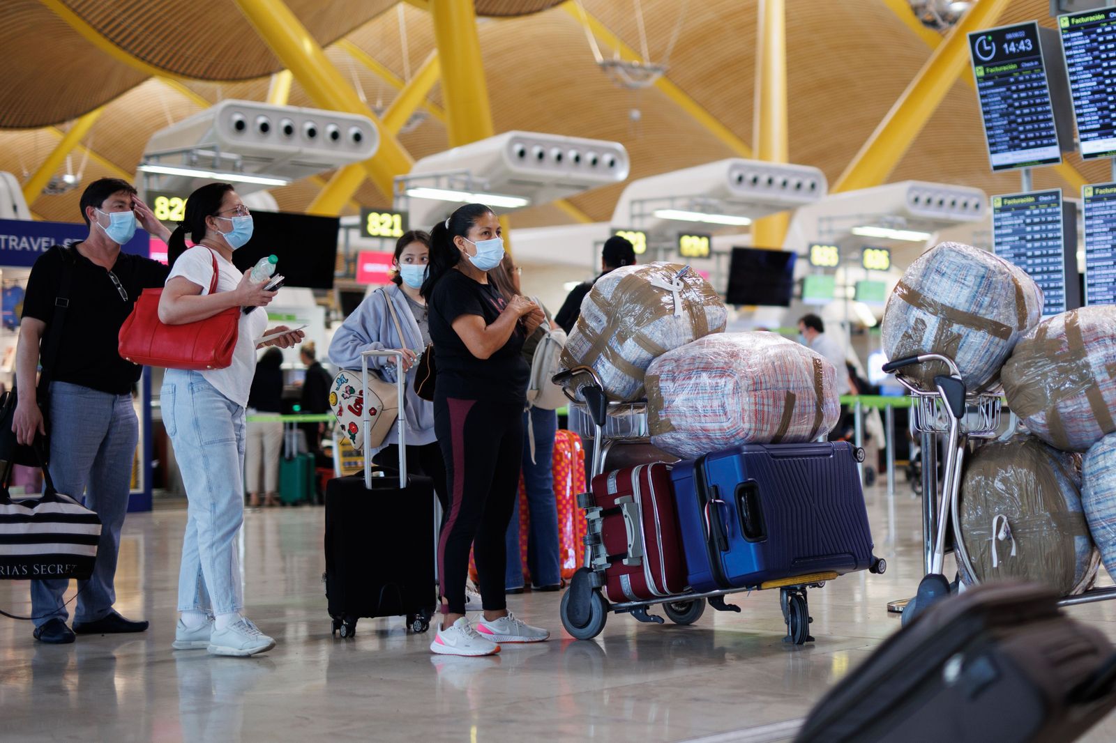 Más policías en Barajas para el control de pasaportes de Barajas