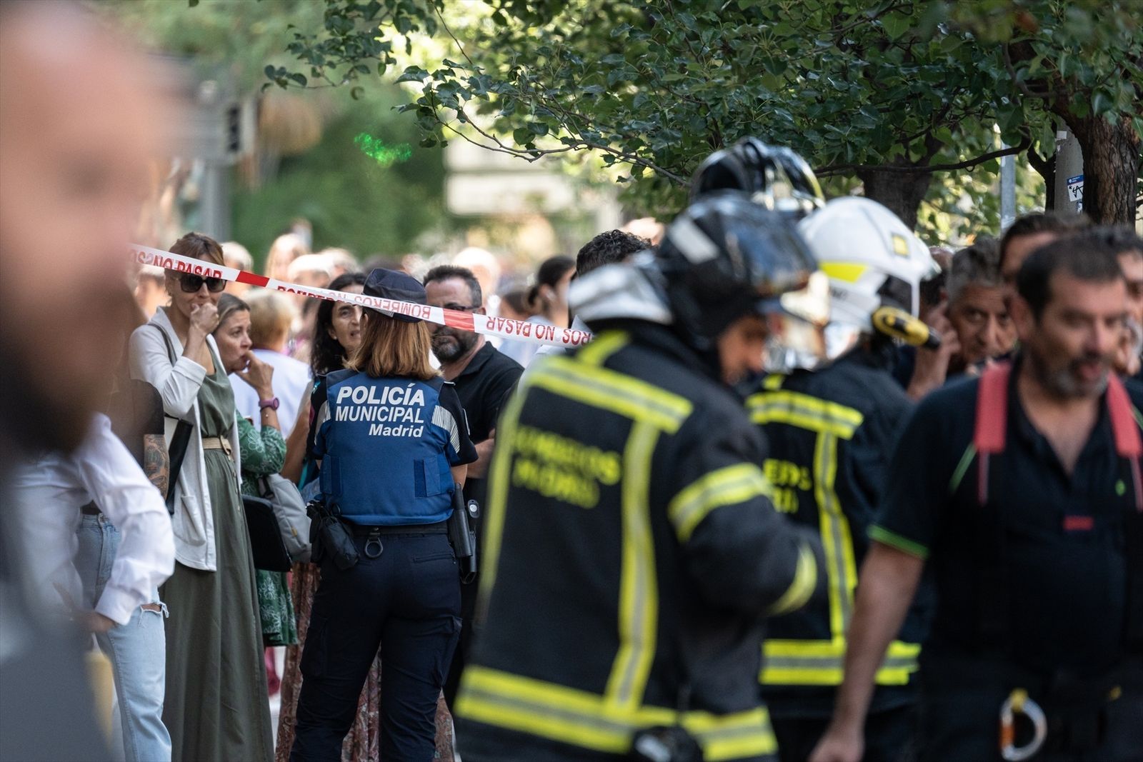 Desalojan un centro comercial de la Castellana tras arder un coche híbrido