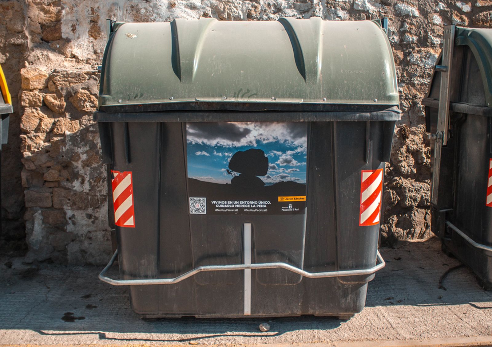 Uno de los contenedores con la imagen de un escalador en La Pedriza