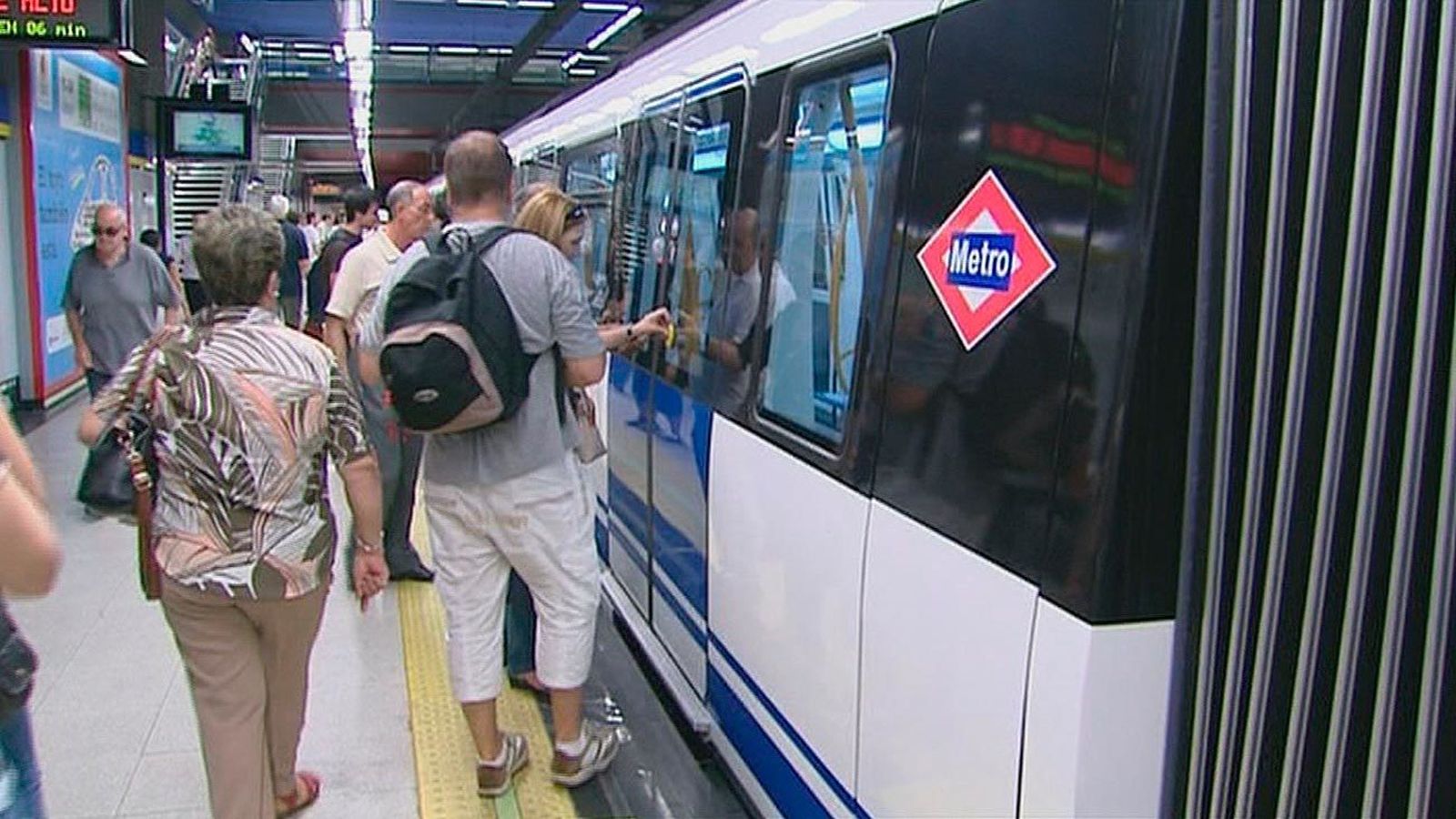 Pasajeros acceden a un vagón de Metro