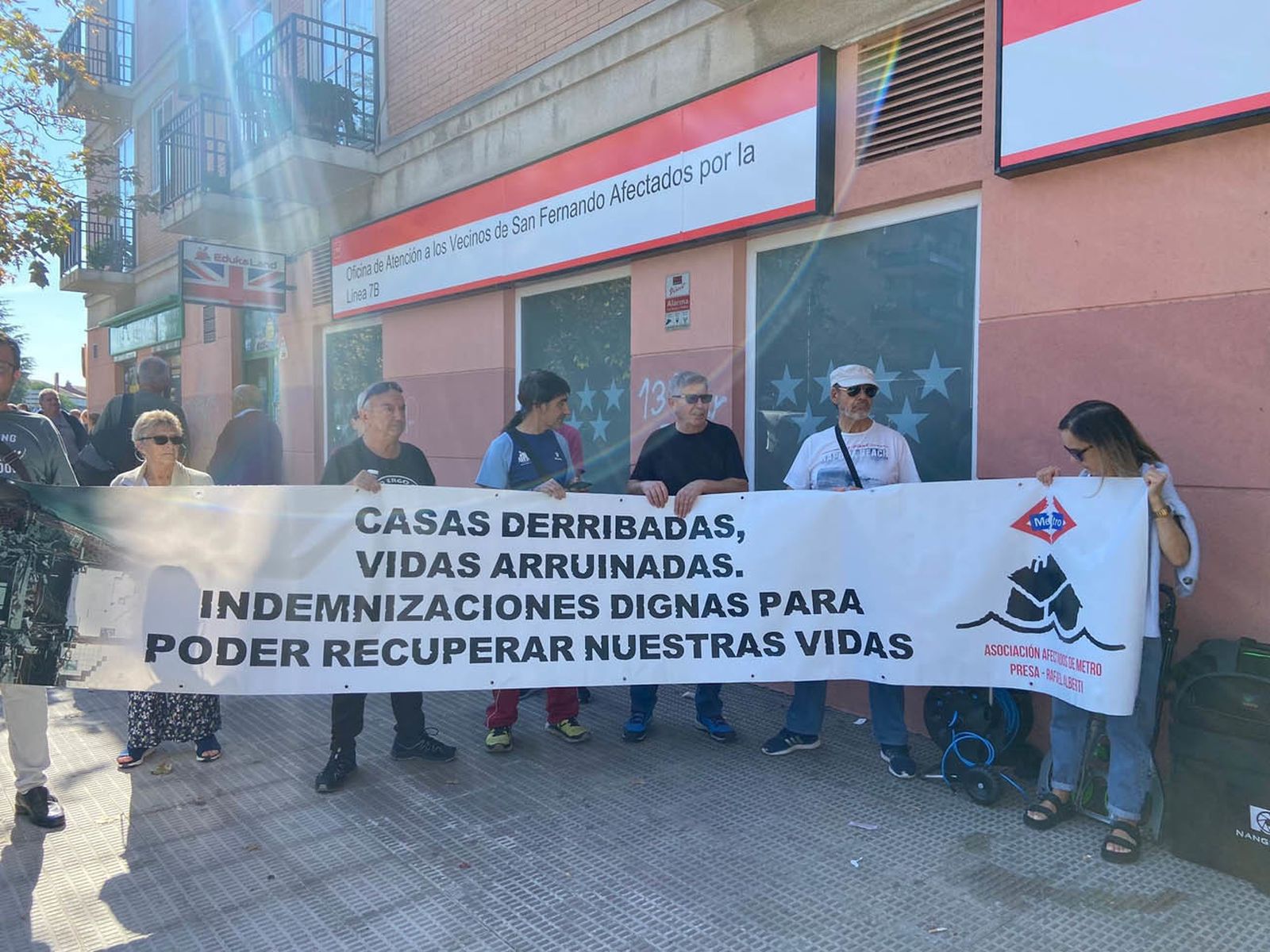 Afectados por la línea 7B de Metro se concentran coincidiendo con la visita de la presidenta de la Comunidad de Madrid, Isabel Díaz Ayuso