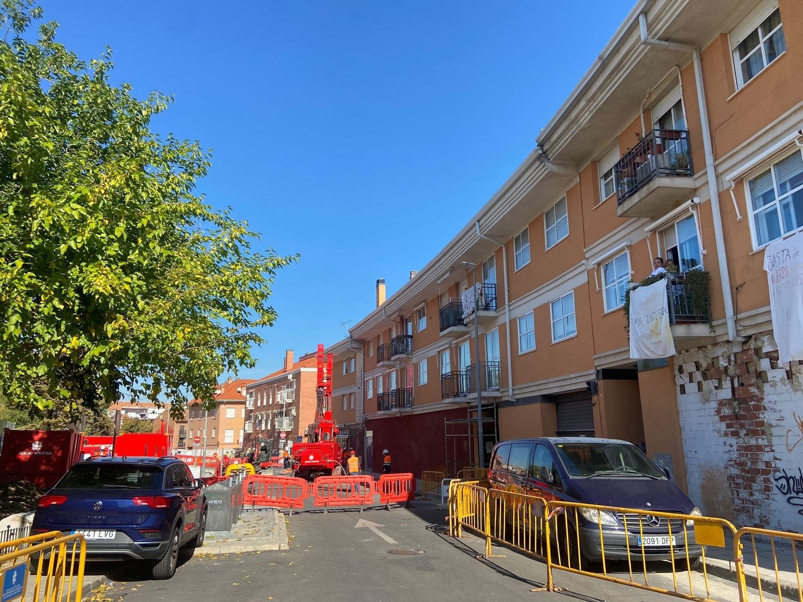 Calle cortada en San Fernando de Henares por las obras de consolidación de la línea 7B de Metro de Madrid
