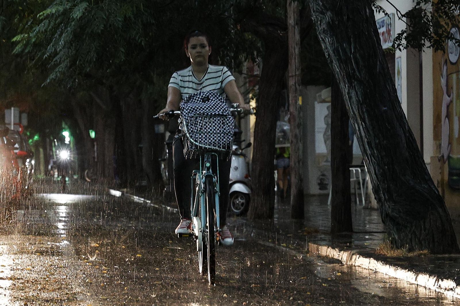 Mujer en bicicleta bajo una tormenta