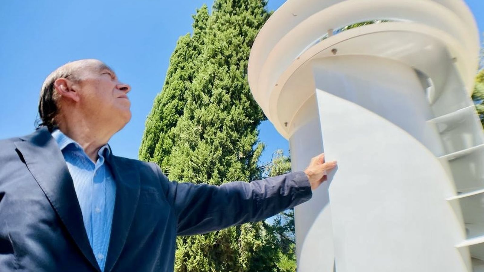 El ingeniero Javier Prieto junto al prototipo de una Torre Ciclónica