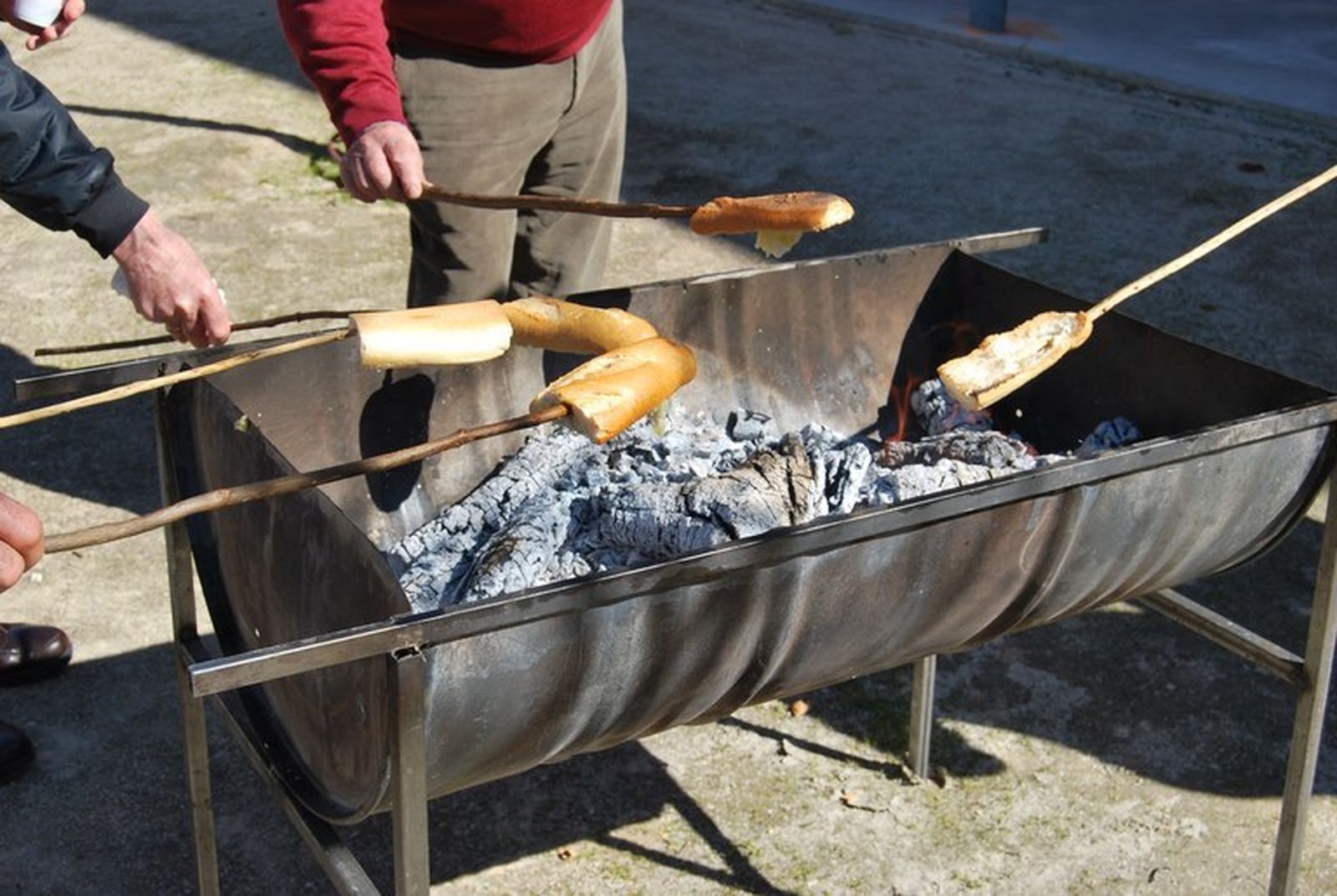 Celebración de El Sopetón, con el tueste del pan untado en aceite de oliva