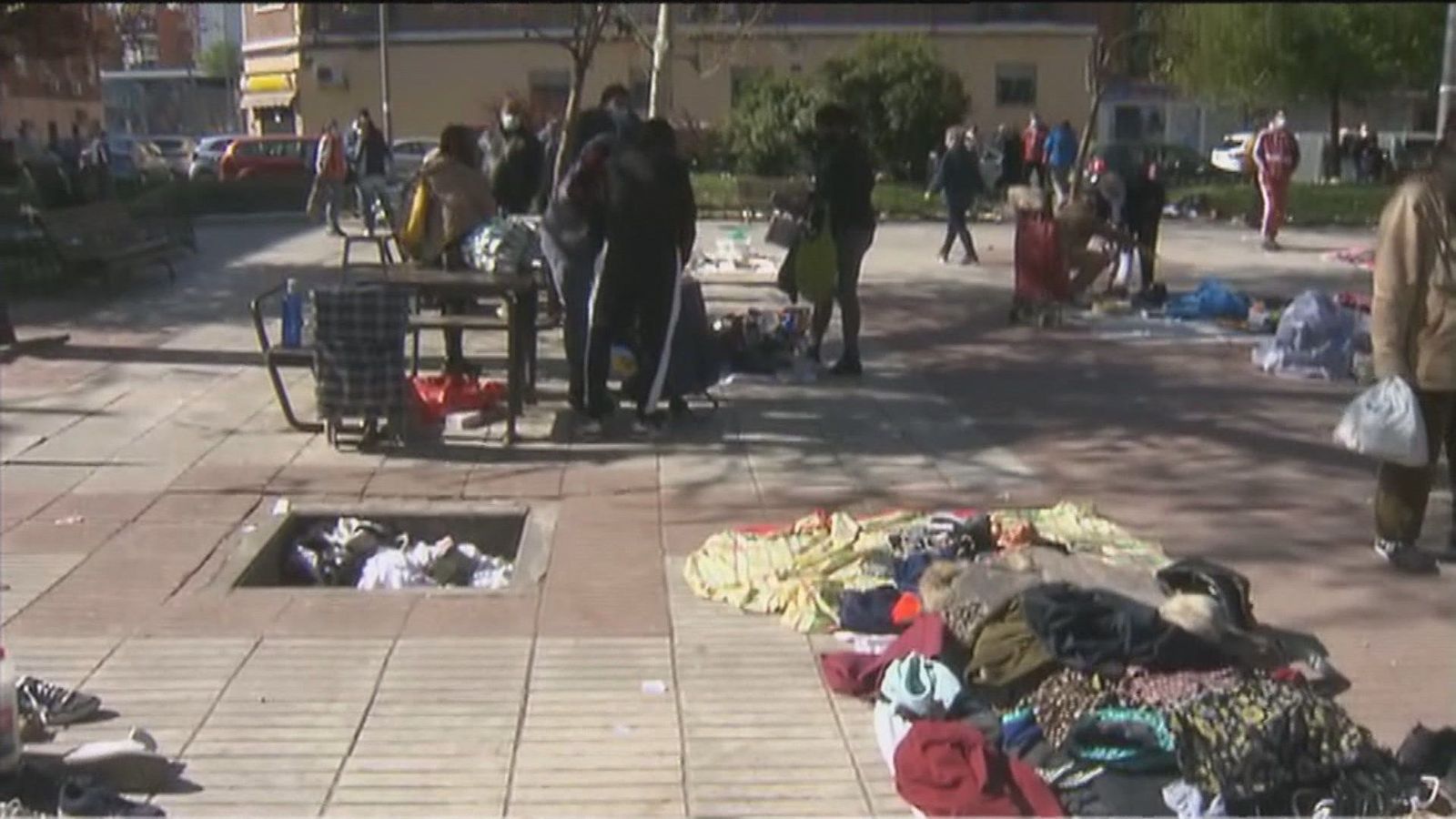 Los vecinos de Vallecas hartos de un 'mercadillo' improvisado y clandestino que vende objetos de segunda mano