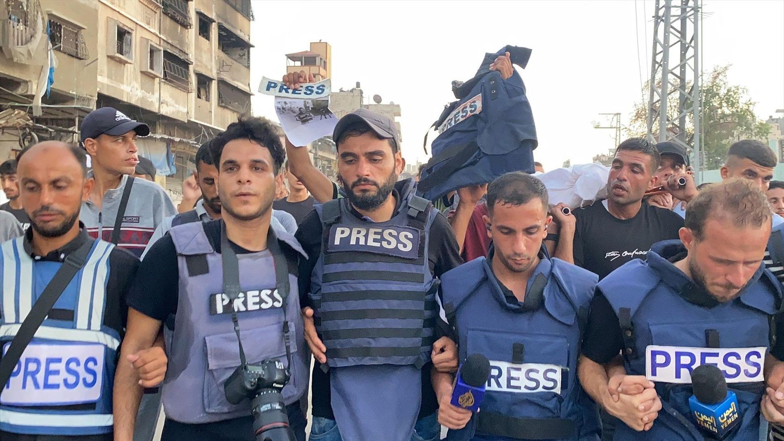 Periodistas rodean los cadáveres del periodista árabe de Al-Jazeera Ismail al-Ghoul y del cámara Rami al-Refee, muertos en un ataque israelí durante su cobertura de Al-Shati en Gaza campo de refugiados, el 31 de julio de 2024