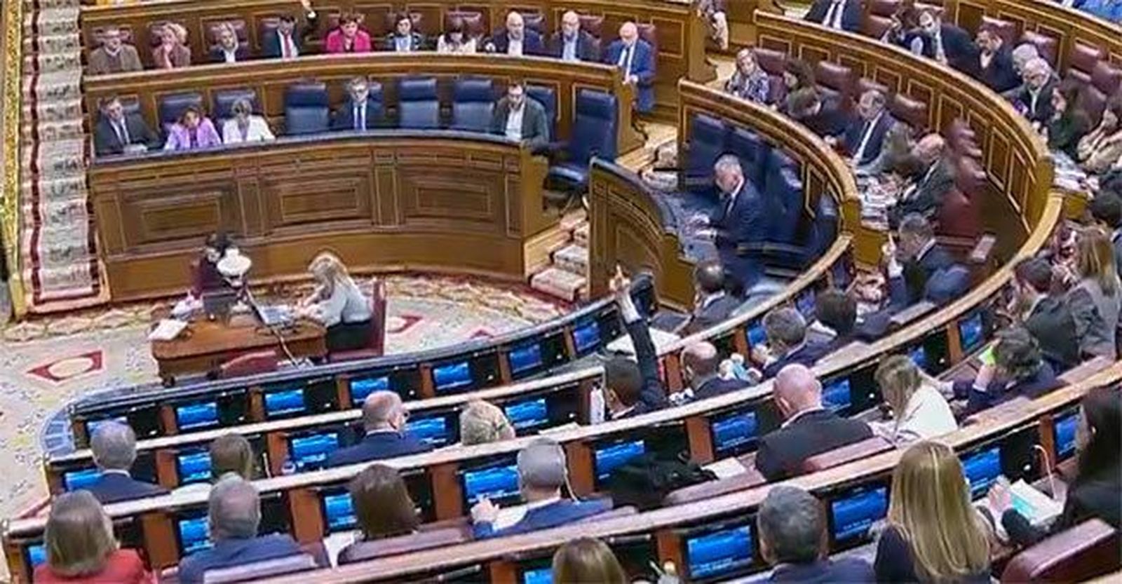 Las últimas encuestas avanzan una amplia mayoría absoluta del PP y VOX el 29-N