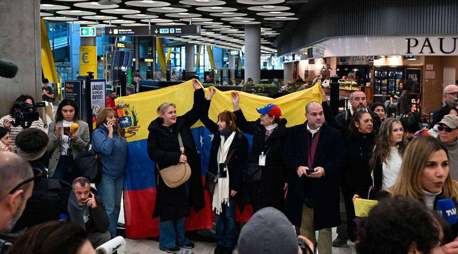 Llegan a Madrid los cinco presos españoles liberados en Venezuela