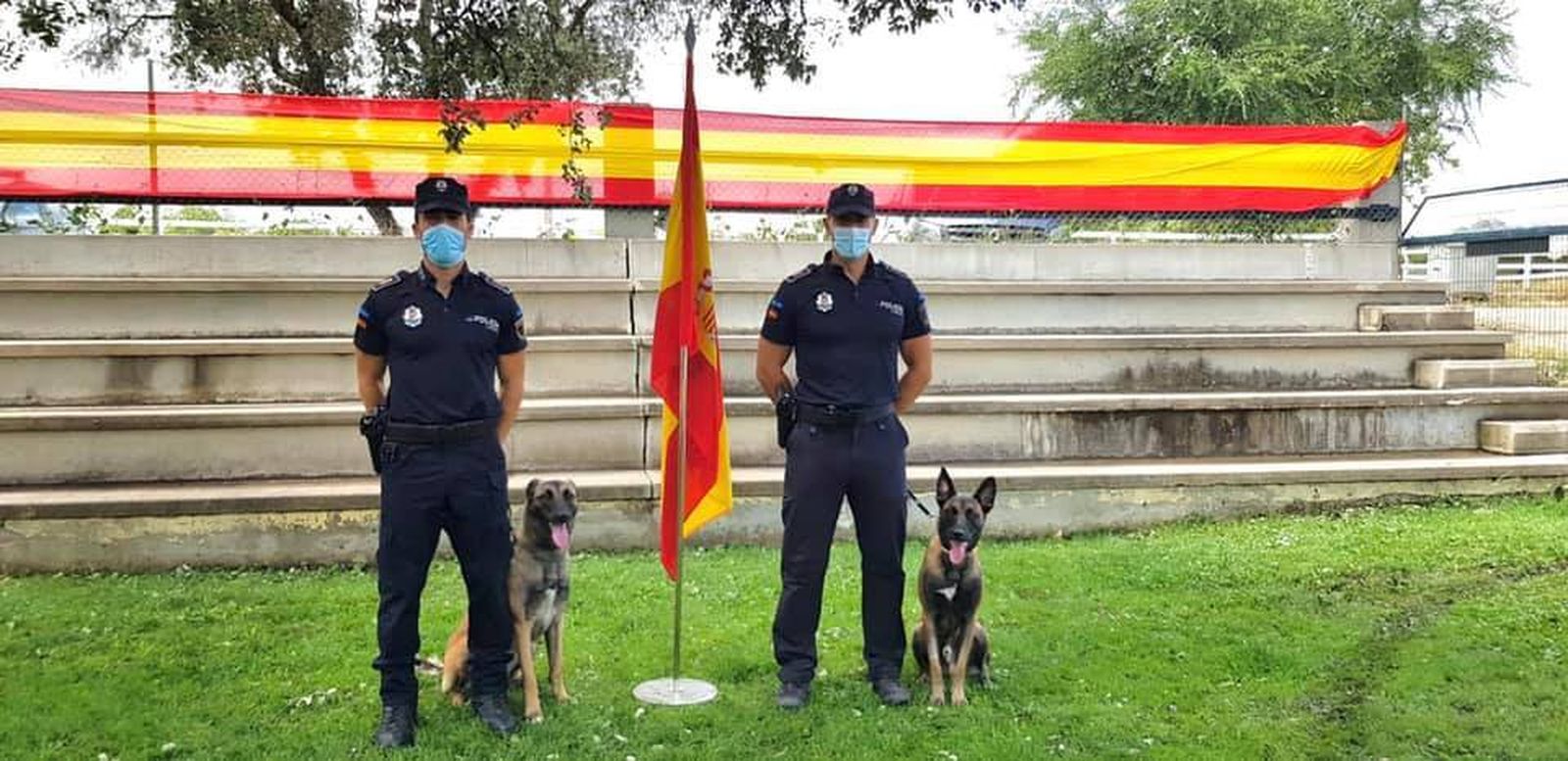 Agentes de la Policía Local de Arroyomolinos con sus perros de trabajo