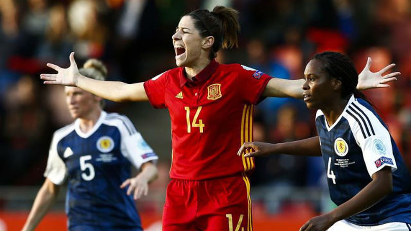 Bárbara Latorre ante Escocia