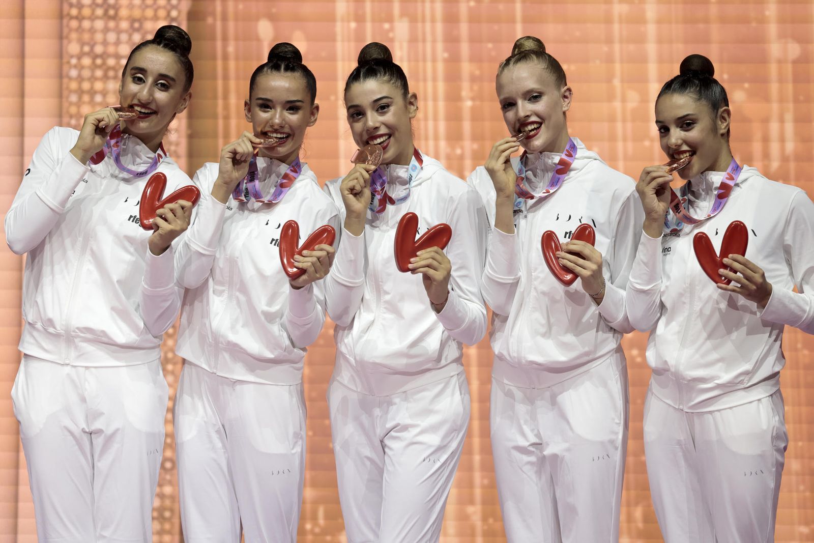 España logra la medalla de bronce en el concurso completo del Campeonato del Mundo de gimnasia rítmica de Valencia