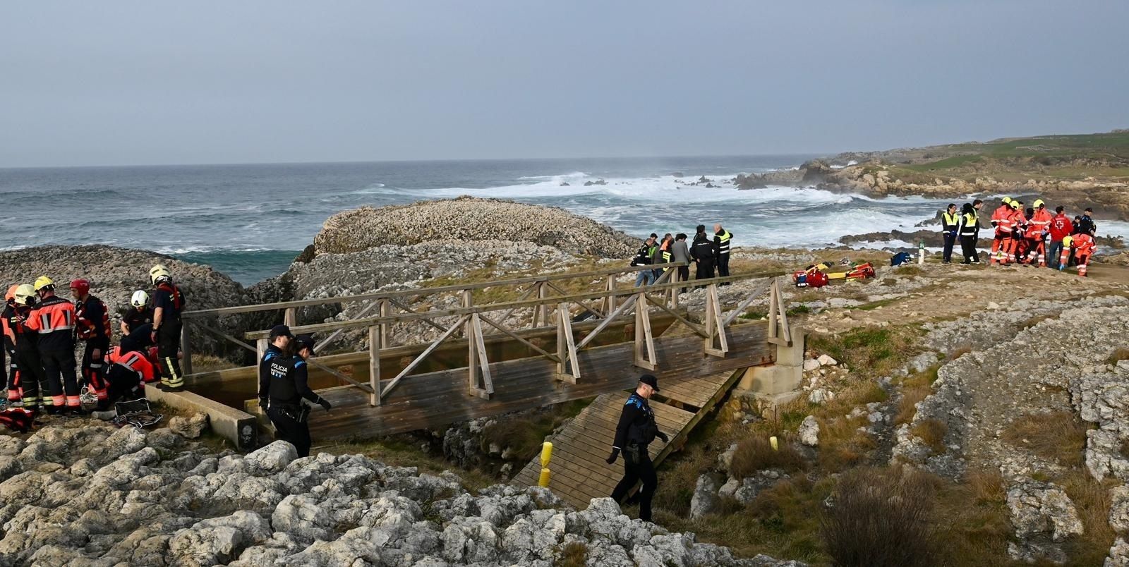 Pasarela derrumbada en la playa de El Bocal en Santander