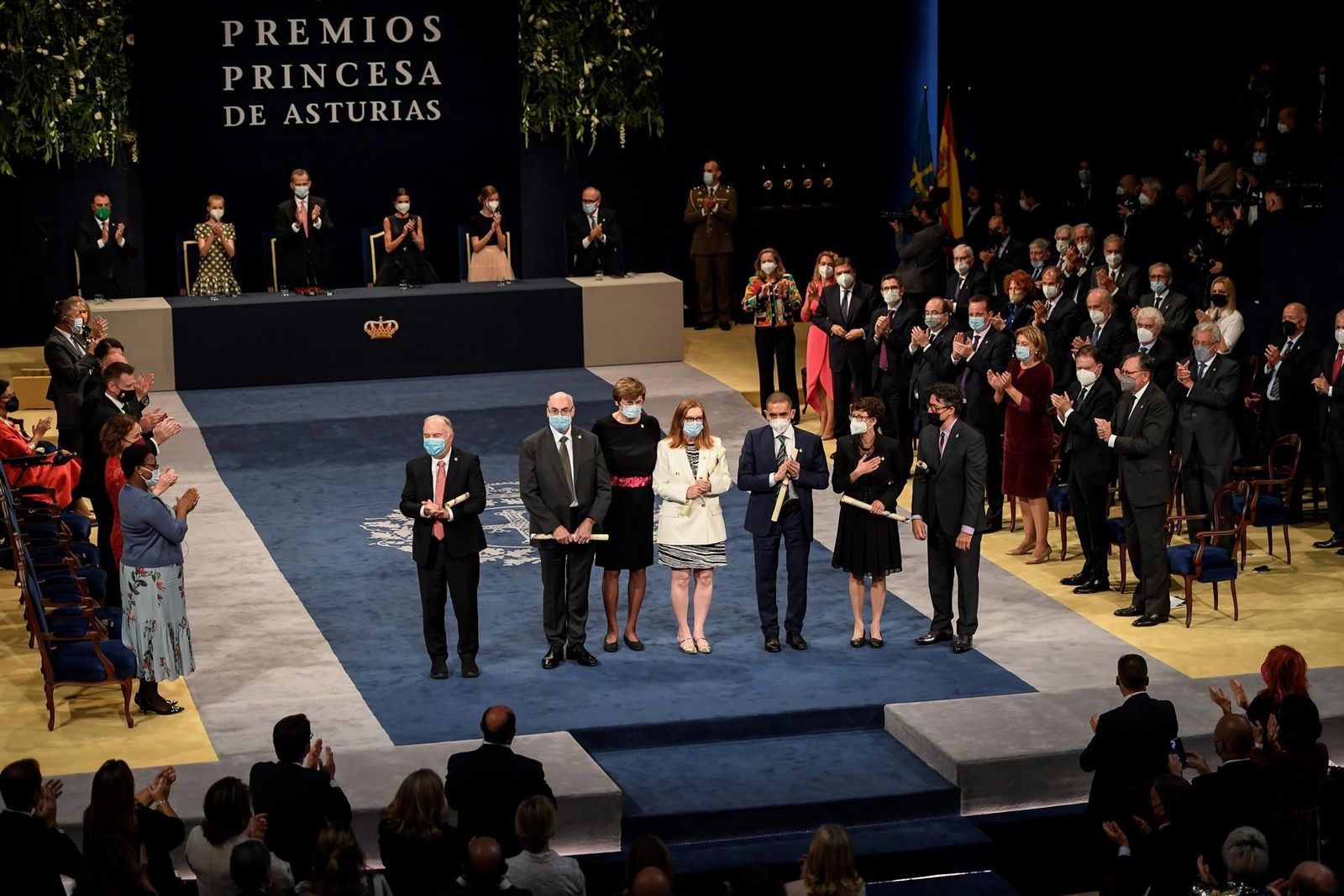 Varios de los galardonados reciben el aplauso del público asistente