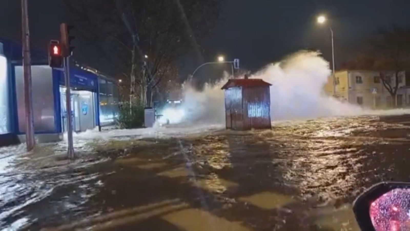 Cortada por inundación la carretera M-14 en Madrid, que conecta con el aeropuerto