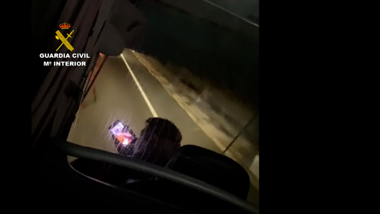 Denunciado un chófer de autobús por conducir  33 kilómetros hablando por el  móvil