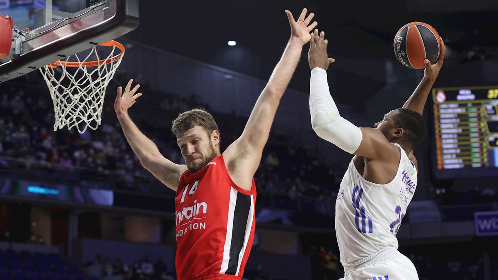 El ala-pívot del Real Madrid Guerschon Yabusele (d) entra a canasta ante Sasha Vezenkov, de Olympiacos