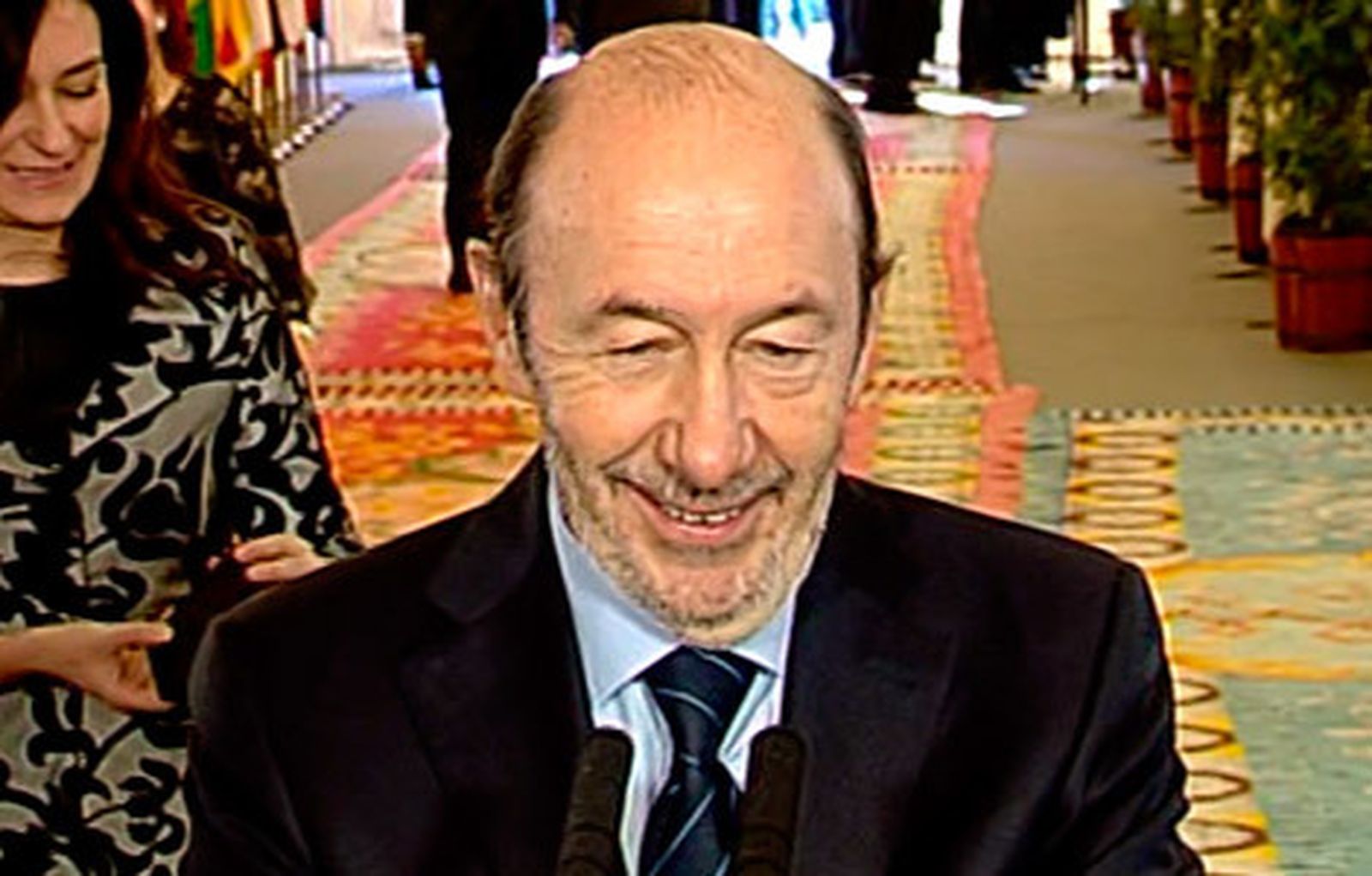 Rubalcaba insta a Rajoy a explorar si hay consenso para reformar Constitución